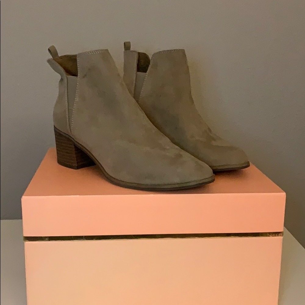 Woman suede boots